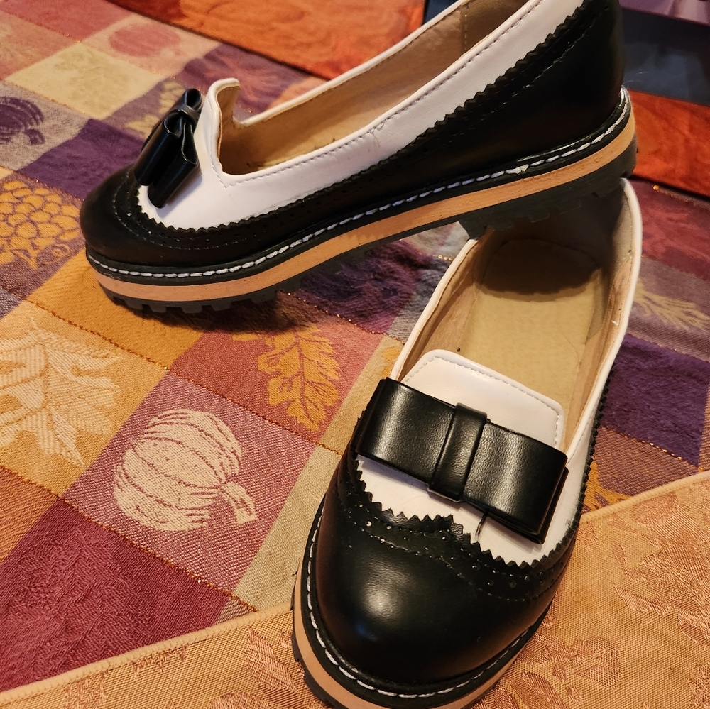 Cute black/white flats
